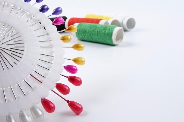 kolorowe nici i igły